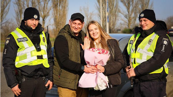 Офіцер з Миколаївської області зробив пропозицію коханій по поверненню з передової.